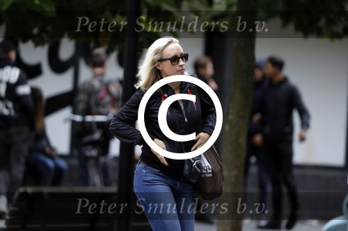 Amsterdam 11 juli 2017
Eva Jinek met vriendin Kristien v Dillen op terras