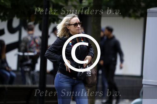 Amsterdam 11 juli 2017
Eva Jinek met vriendin Kristien v Dillen op terras