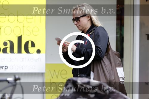 Amsterdam 11 juli 2017
Eva Jinek met vriendin Kristien v Dillen op terras