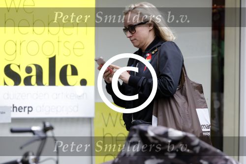 Amsterdam 11 juli 2017
Eva Jinek met vriendin Kristien v Dillen op terras