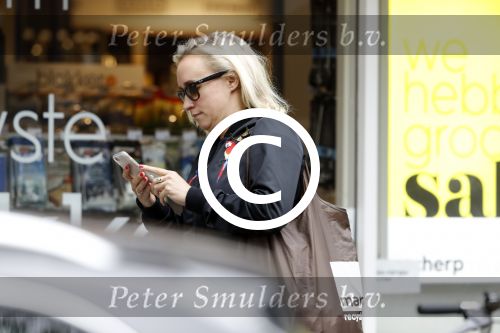 Amsterdam 11 juli 2017
Eva Jinek met vriendin Kristien v Dillen op terras