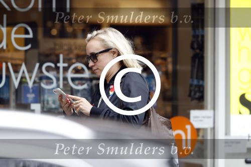 Amsterdam 11 juli 2017
Eva Jinek met vriendin Kristien v Dillen op terras