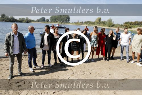 Eiland van Maurik 4 september 2017
Groepsfoto met Nicolette Kluijver en Dennis Weening met Marieke Elsinga, Anouk Hoogendijk, Roeland Fernhout, Niels Gomperts, Carolina Dijkhuizen, Henk Poort, Joelle Witschge, Richard Witschge, Shelly Sterk, Soundos El Ahmadi, Danny Froger, Kaj Gorgels, Nicole Buch en Brace. tijdens de persviewing van Expeditie Robinson 2017 op het Eiland van Maurik
