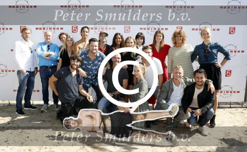 Eiland van Maurik 4 september 2017
Groepsfoto met Nicolette Kluijver en Dennis Weening met Marieke Elsinga, Anouk Hoogendijk, Roeland Fernhout, Niels Gomperts, Carolina Dijkhuizen, Henk Poort, Joelle Witschge, Richard Witschge, Shelly Sterk, Soundos El Ahmadi, Danny Froger, Kaj Gorgels, Nicole Buch en Brace. tijdens de persviewing van Expeditie Robinson 2017 op het Eiland van Maurik