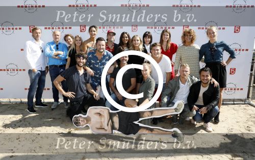 Eiland van Maurik 4 september 2017
Groepsfoto met Nicolette Kluijver en Dennis Weening met Marieke Elsinga, Anouk Hoogendijk, Roeland Fernhout, Niels Gomperts, Carolina Dijkhuizen, Henk Poort, Joelle Witschge, Richard Witschge, Shelly Sterk, Soundos El Ahmadi, Danny Froger, Kaj Gorgels, Nicole Buch en Brace. tijdens de persviewing van Expeditie Robinson 2017 op het Eiland van Maurik