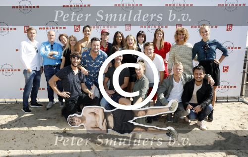 Eiland van Maurik 4 september 2017
Groepsfoto met Nicolette Kluijver en Dennis Weening met Marieke Elsinga, Anouk Hoogendijk, Roeland Fernhout, Niels Gomperts, Carolina Dijkhuizen, Henk Poort, Joelle Witschge, Richard Witschge, Shelly Sterk, Soundos El Ahmadi, Danny Froger, Kaj Gorgels, Nicole Buch en Brace. tijdens de persviewing van Expeditie Robinson 2017 op het Eiland van Maurik