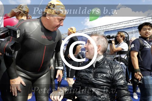 Amsterdam 3 september 2017  
ALS Cityswim in de amsterdamse grachten. Fernando Ricksen met Rene Froger