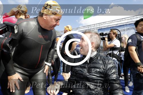 Amsterdam 3 september 2017  
ALS Cityswim in de amsterdamse grachten. Fernando Ricksen met Rene Froger