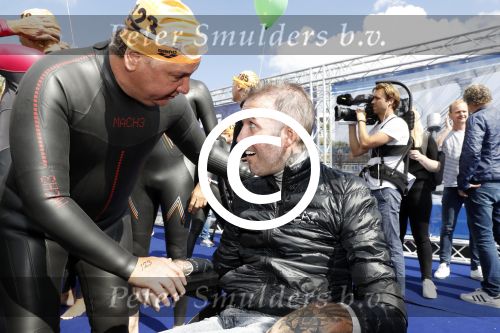 Amsterdam 3 september 2017  
ALS Cityswim in de amsterdamse grachten. Fernando Ricksen met Rene Froger