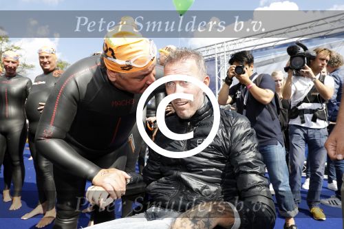 Amsterdam 3 september 2017  
ALS Cityswim in de amsterdamse grachten. Fernando Ricksen met Rene Froger