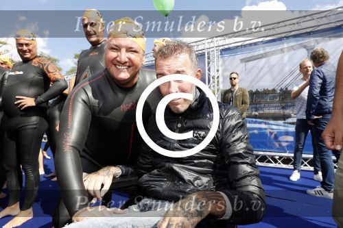 Amsterdam 3 september 2017  
ALS Cityswim in de amsterdamse grachten. Fernando Ricksen met Rene Froger
