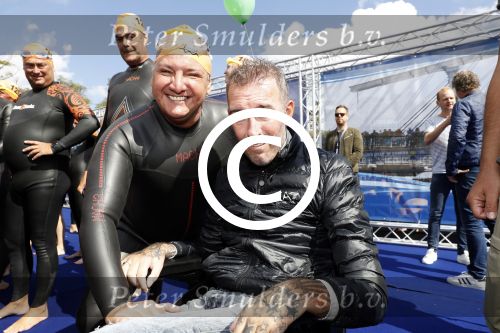 Amsterdam 3 september 2017  
ALS Cityswim in de amsterdamse grachten. Fernando Ricksen met Rene Froger