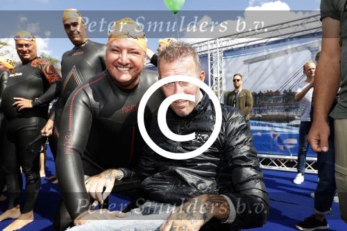Amsterdam 3 september 2017  
ALS Cityswim in de amsterdamse grachten. Fernando Ricksen met Rene Froger