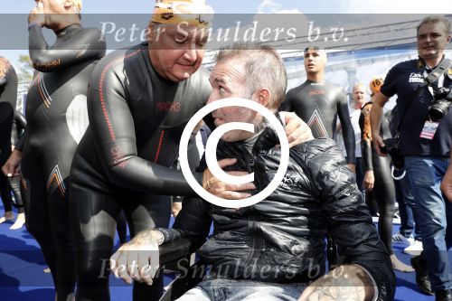 Amsterdam 3 september 2017  
ALS Cityswim in de amsterdamse grachten. Fernando Ricksen met Rene Froger