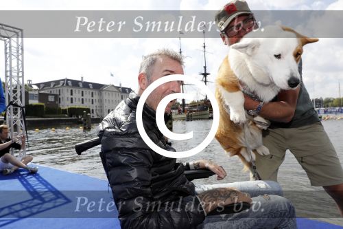Amsterdam 3 september 2017  
ALS Cityswim in de amsterdamse grachten. Fernando Ricksen deed de opening