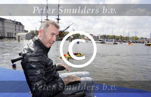 Amsterdam 3 september 2017  
ALS Cityswim in de amsterdamse grachten. Fernando Ricksen deed de opening