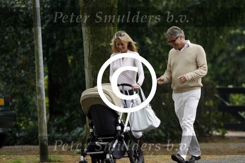 Laren 12 april 2007
Fons te Poel met vrouw en dochter wandelend door Laren.
Peter Smulders bv