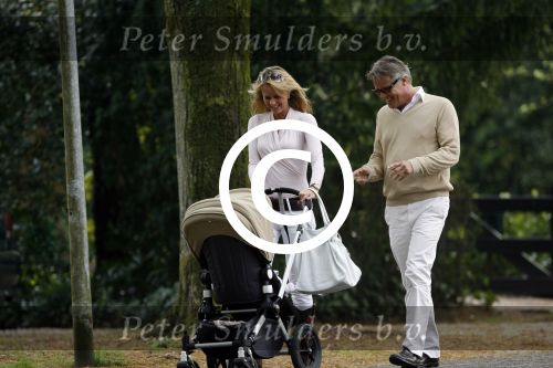 Laren 12 april 2007
Fons te Poel met vrouw en dochter wandelend door Laren.
Peter Smulders bv