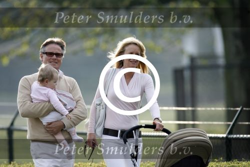 Laren 12 april 2007
Fons te Poel met vrouw en dochter wandelend door Laren.
Peter Smulders bv