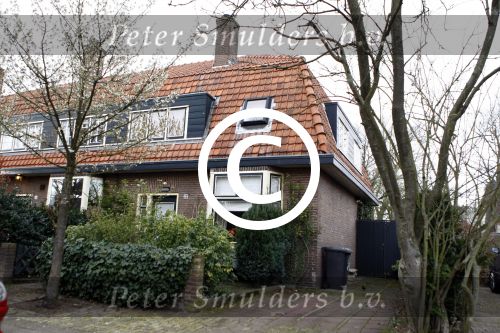 Laren 26 maart 2007
Fons te Poel verliefd met zijn vrouw in Laren. Hun oude huis staat nog steeds te koop
Peter Smulders bv