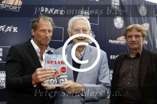 Apeldoorn 2 september 2017
Premiere Spaak in Omnisport . De hoofdrollen worden oa gespeeld door Tim Douwsma Aart Staartjes en Saskia Elise. Steven de Jong is de producent. Frits Bolkesteijn krijgt het eerste boek