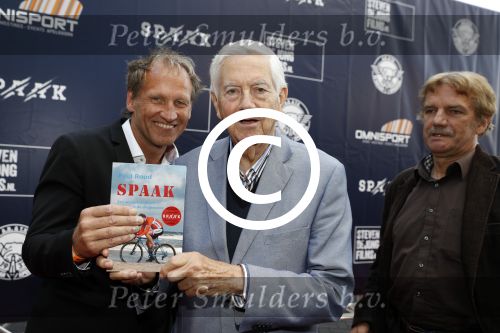 Apeldoorn 2 september 2017
Premiere Spaak in Omnisport . De hoofdrollen worden oa gespeeld door Tim Douwsma Aart Staartjes en Saskia Elise. Steven de Jong is de producent. Frits Bolkesteijn krijgt het eerste boek