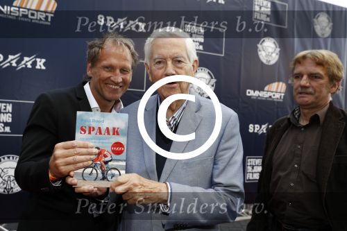 Apeldoorn 2 september 2017
Premiere Spaak in Omnisport . De hoofdrollen worden oa gespeeld door Tim Douwsma Aart Staartjes en Saskia Elise. Steven de Jong is de producent. Frits Bolkesteijn krijgt het eerste boek