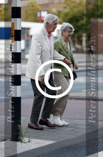 Amsterdam 6 augustus 2017 
Frits Bolkestein met zijn vrouw Femke Boersma wachtend op de tram