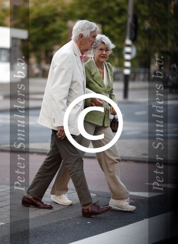 Amsterdam 6 augustus 2017 
Frits Bolkestein met zijn vrouw Femke Boersma wachtend op de tram