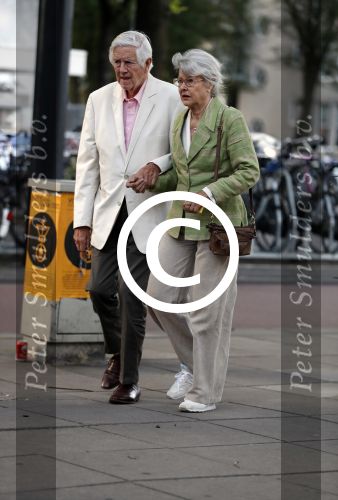 Amsterdam 6 augustus 2017 
Frits Bolkestein met zijn vrouw Femke Boersma wachtend op de tram