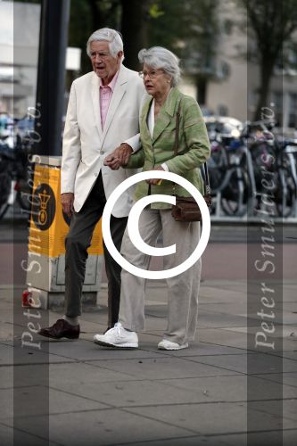 Amsterdam 6 augustus 2017 
Frits Bolkestein met zijn vrouw Femke Boersma wachtend op de tram