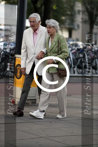 Amsterdam 6 augustus 2017 
Frits Bolkestein met zijn vrouw Femke Boersma wachtend op de tram