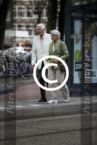 Amsterdam 6 augustus 2017 
Frits Bolkestein met zijn vrouw Femke Boersma wachtend op de tram