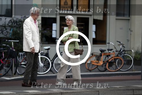Amsterdam 6 augustus 2017 
Frits Bolkestein met zijn vrouw Femke Boersma wachtend op de tram