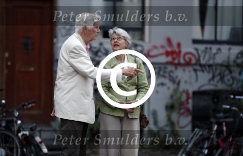 Amsterdam 6 augustus 2017 
Frits Bolkestein met zijn vrouw Femke Boersma wachtend op de tram
