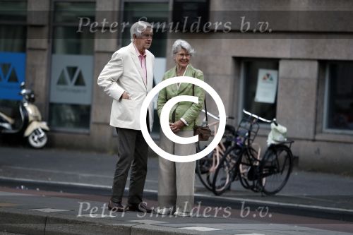 Amsterdam 6 augustus 2017 
Frits Bolkestein met zijn vrouw Femke Boersma wachtend op de tram