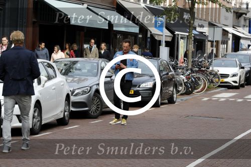 Amsterdam 16 september 2017 
Gerard Joling shoppend op de pc hooftstraat