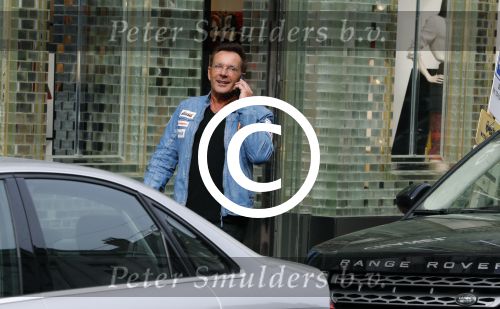 Amsterdam 16 september 2017 
Gerard Joling shoppend op de pc hooftstraat