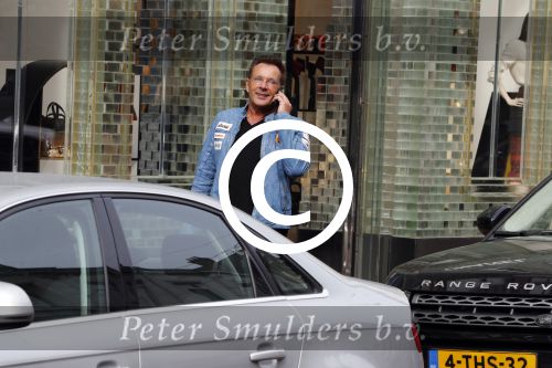 Amsterdam 16 september 2017 
Gerard Joling shoppend op de pc hooftstraat