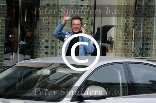 Amsterdam 16 september 2017 
Gerard Joling shoppend op de pc hooftstraat