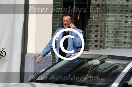 Amsterdam 16 september 2017 
Gerard Joling shoppend op de pc hooftstraat