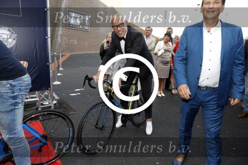 Apeldoorn 2 september 2017
Premiere Spaak in Omnisport . De hoofdrollen worden oa gespeeld door Tim Douwsma Aart Staartjes en Saskia Elise. Steven de Jong is de producent. Oud Wielrenner Gert Jacobs
