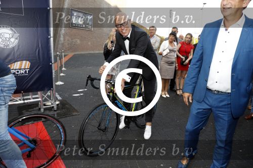 Apeldoorn 2 september 2017
Premiere Spaak in Omnisport . De hoofdrollen worden oa gespeeld door Tim Douwsma Aart Staartjes en Saskia Elise. Steven de Jong is de producent. Oud Wielrenner Gert Jacobs