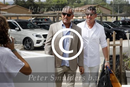 Saint Tropez 3 augustus 2017
Jan des Bouvrie viert zijn 75e verjaardag met familie en vrienden bij Tropezina. Gordon met een kennis