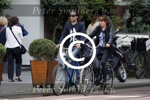 Amsterdam 3 juli 2017
Hans Teeuwen met zijn vriendin in amsterdam zuid