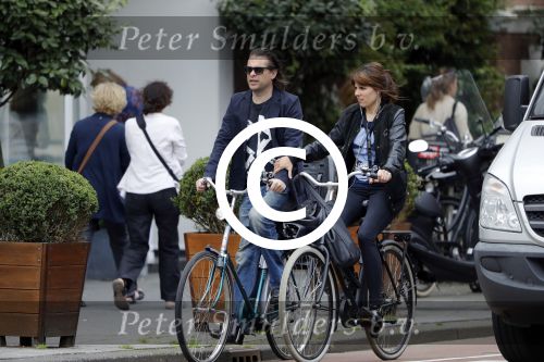 Amsterdam 3 juli 2017
Hans Teeuwen met zijn vriendin in amsterdam zuid