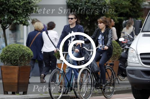 Amsterdam 3 juli 2017
Hans Teeuwen met zijn vriendin in amsterdam zuid
