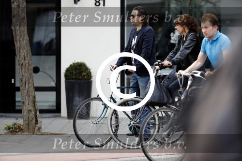 Amsterdam 3 juli 2017
Hans Teeuwen met zijn vriendin in amsterdam zuid