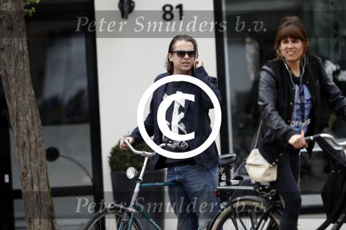 Amsterdam 3 juli 2017
Hans Teeuwen met zijn vriendin in amsterdam zuid