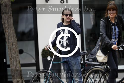 Amsterdam 3 juli 2017
Hans Teeuwen met zijn vriendin in amsterdam zuid